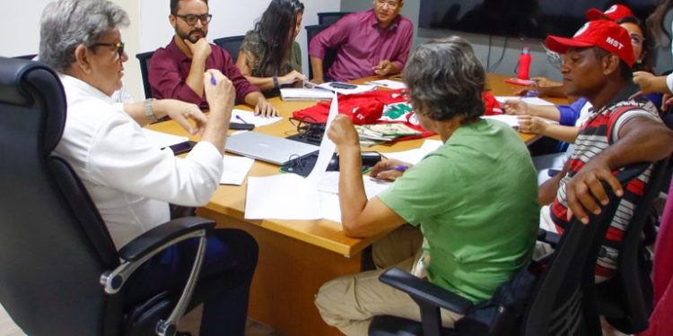 Governador da Paraíba recebe MST e discute pleitos do Movimento
