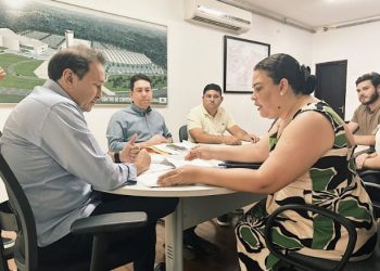 Prefeita de Bayeux entrega ao Governo do Estado solicitação de novo pacote de ruas para asfaltamento no município
