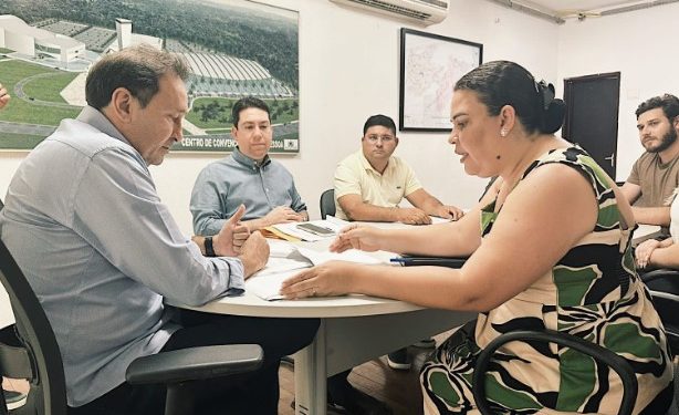 Prefeita de Bayeux entrega ao Governo do Estado solicitação de novo pacote de ruas para asfaltamento no município