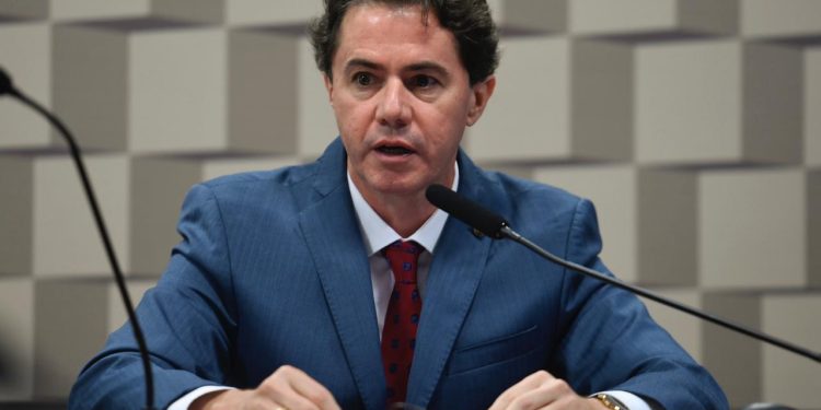 Senado aprova relatório de Veneziano a projeto que obriga divulgação de trabalhos de conclusão de cursos de graduação