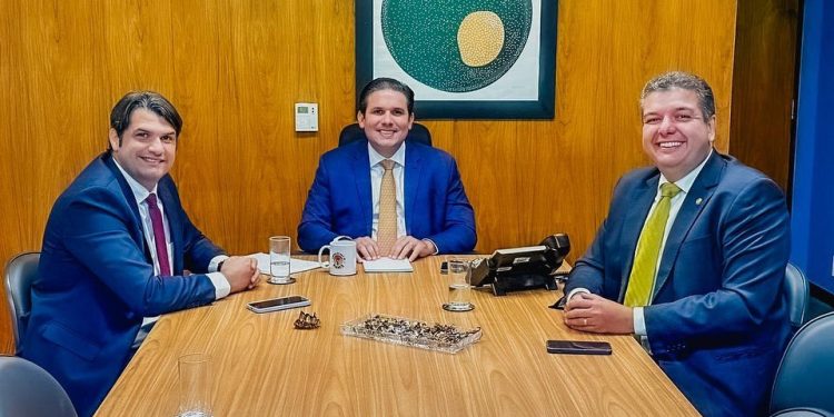 Em Brasília, Leo Bezerra pleiteia emendas parlamentares para João Pessoa
