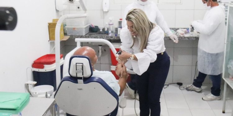 Prefeitura de Conde entrega próteses dentárias do programa “É Tempo de Sorrir”