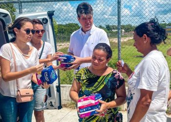 Ruy participa da entrega de 15 mil absorventes à mulheres vitimas da pobreza menstrual