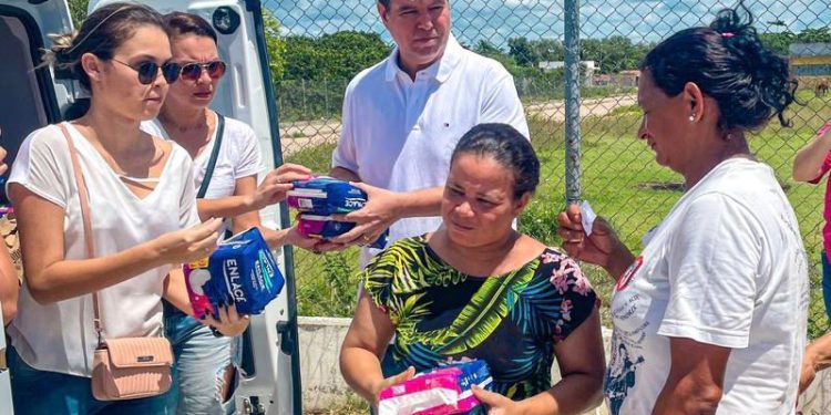 Ruy participa da entrega de 15 mil absorventes à mulheres vitimas da pobreza menstrual