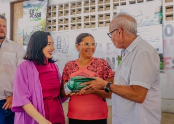 Cícero Lucena acompanha distribuição de sementes de milho a produtores rurais da capital