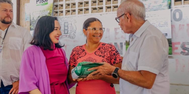Cícero Lucena acompanha distribuição de sementes de milho a produtores rurais da capital