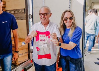 Cícero Lucena acompanha distribuição de pescado que vai beneficiar 25 mil famílias em JP