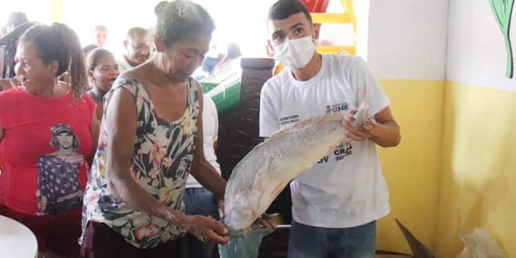 Prefeitura de Conde faz distribuição do peixe da Semana Santa à população