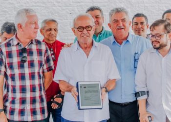 Cícero Lucena autoriza pavimentação de 13 ruas, vistoria obras e visita beneficiários de ações da Prefeitura em Gramame