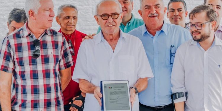 Cícero Lucena autoriza pavimentação de 13 ruas, vistoria obras e visita beneficiários de ações da Prefeitura em Gramame