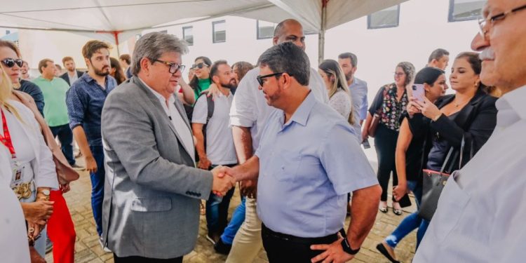 Dinho Dowsley acompanha governador na inauguração da Oficina Ortopédica da Funad