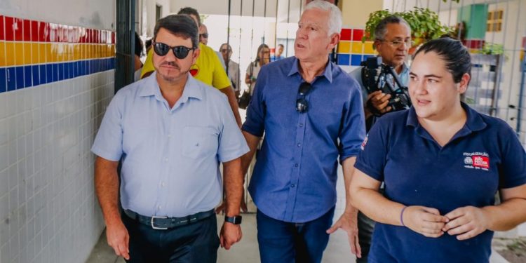 Dinho entrega pavimentação de ruas em Mumbaba e visita obras estruturantes na região