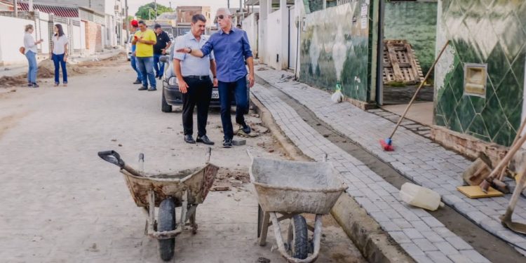 Dinho entrega pavimentação de ruas em Mumbaba e visita obras estruturantes na região