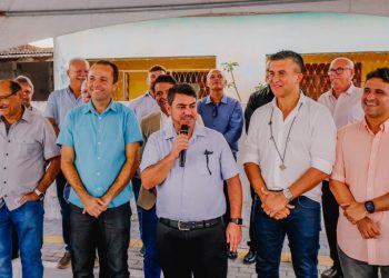 Dinho entrega pavimentação de ruas em Mumbaba e visita obras estruturantes na região