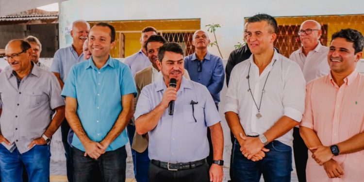 Dinho entrega pavimentação de ruas em Mumbaba e visita obras estruturantes na região