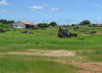 Prefeitura de Patos realiza limpeza e terraplanagem do acesso do Canal que liga Barragem da Farinha para açude do Jatobá