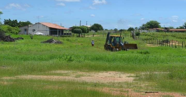 Prefeitura de Patos realiza limpeza e terraplanagem do acesso do Canal que liga Barragem da Farinha para açude do Jatobá