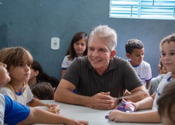 Nabor entrega mais óculos do projeto Novos Olhares, reforma e ampliação de escola e creche