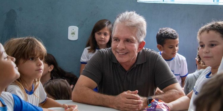 Nabor entrega mais óculos do projeto Novos Olhares, reforma e ampliação de escola e creche