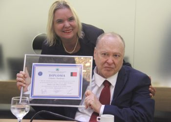 ALPB concede Cidadania Paraibana à cientista Tânia Bacelar e ao professor Piva