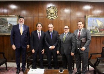 Veneziano debate com presidente e vice da Fenabrave sobre geração de emprego no setor automobilístico