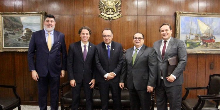 Veneziano debate com presidente e vice da Fenabrave sobre geração de emprego no setor automobilístico