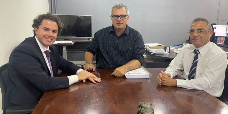 Veneziano participa da assinatura da Ordem de Serviço das obras de recuperação da BR 412, no Cariri