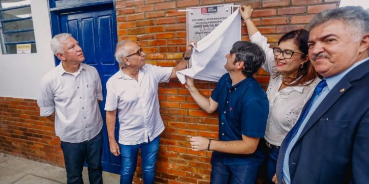 Cícero entrega reestruturação da Escola Municipal Zumbi dos Palmares