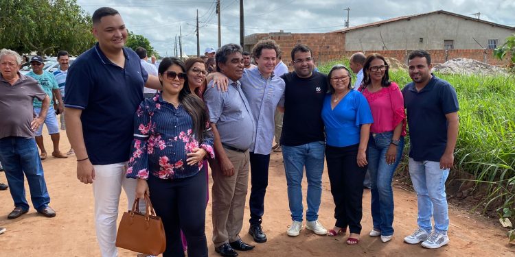 Veneziano acompanha início da pavimentação de avenidas em Mari, com emenda de sua autoria no valor de R$ 1 milhão