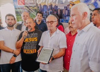 Prefeito entrega pavimentação de três vias e autoriza obras em outras dez em Mangabeira