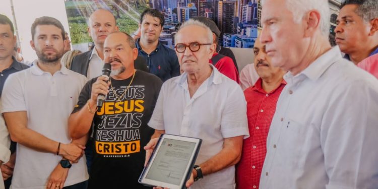 Prefeito entrega pavimentação de três vias e autoriza obras em outras dez em Mangabeira