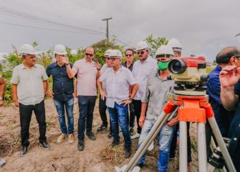 Cícero visita obras em Mangabeira, libera recursos e conhece negócios apoiados pelo ‘Eu Posso’