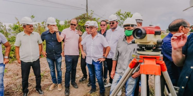 Cícero visita obras em Mangabeira, libera recursos e conhece negócios apoiados pelo ‘Eu Posso’