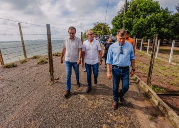 Cícero Lucena acompanha estudos para estabilização da barreira do Cabo Branco