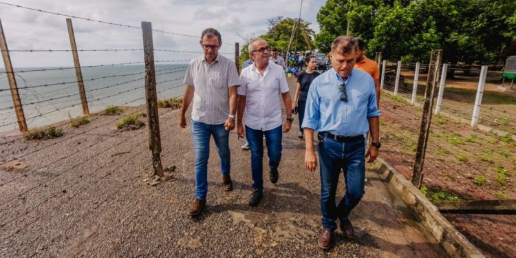 Cícero Lucena acompanha estudos para estabilização da barreira do Cabo Branco