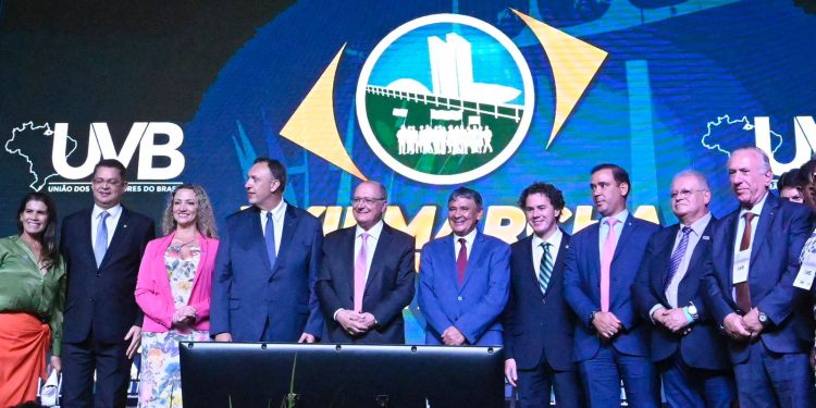 Alckmin e Veneziano representam as Presidências da República e do Senado na abertura da Marcha dos Vereadores