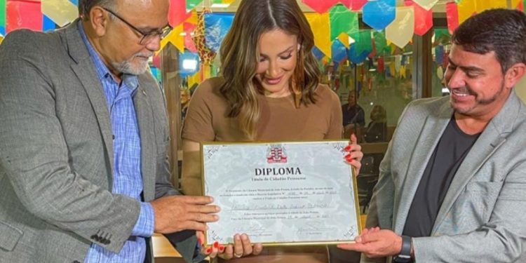 Cláudia Leitte recebe título de cidadã pessoense