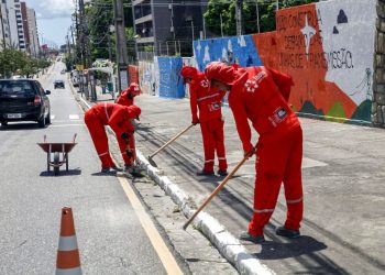 Agentes da Emlur realizam serviços de capinação e roçagem em cinco bairros