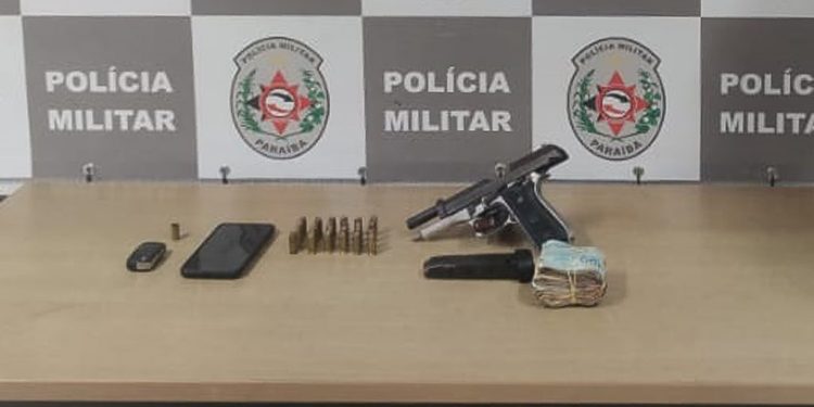 Polícia Militar aborda carro em blitz e flagra motorista com pistola em João Pessoa