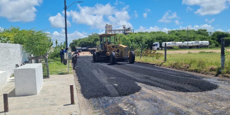 Prefeitura de Cabedelo inicia asfaltamento das ruas principais da Praia de Miramar