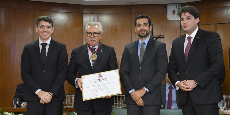 Câmara de João Pessoa entrega Medalha e Título de Cidadão a Fernando Catão