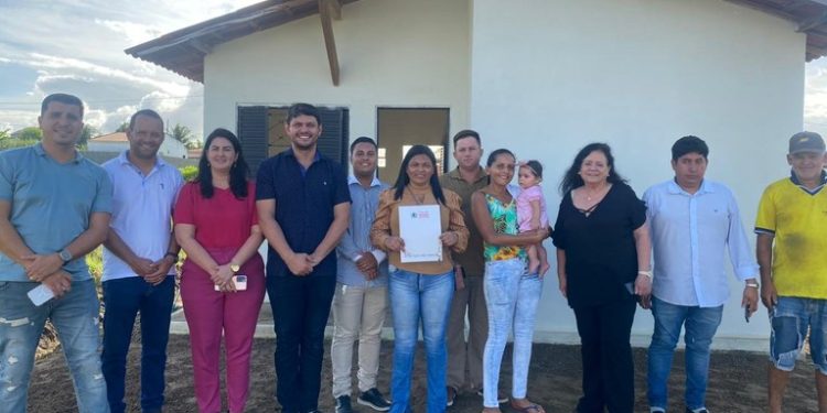 Governo entrega casas e assina termo para construção de mais unidades do Programa Parceiros da Habitação em Itapororoca