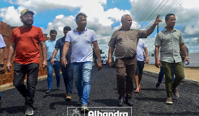 Prefeito de Alhandra vistoria obras de pavimentação em asfalto na localidade de Mata Redonda