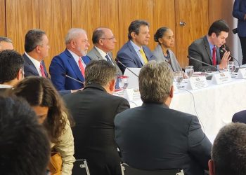 João participa de solenidade com Lula de assinatura de decretos que ampliam investimentos em saneamento