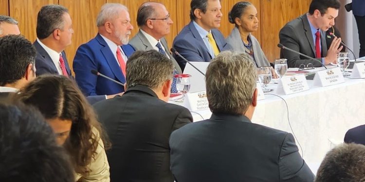 João participa de solenidade com Lula de assinatura de decretos que ampliam investimentos em saneamento