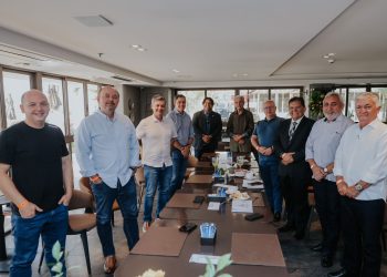 Adriano debate com Grupo Farol ações para o desenvolvimento da Paraíba