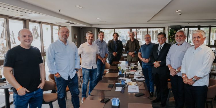 Adriano debate com Grupo Farol ações para o desenvolvimento da Paraíba