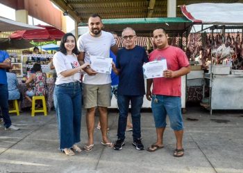 Cícero Lucena faz entrega de crédito em ação que beneficia feirantes no programa Eu Posso