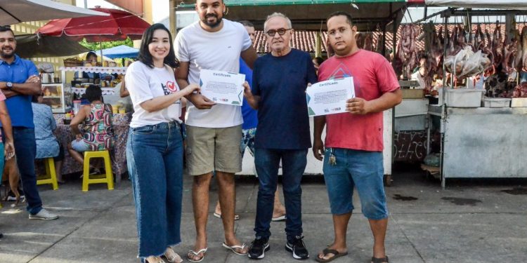 Cícero Lucena faz entrega de crédito em ação que beneficia feirantes no programa Eu Posso
