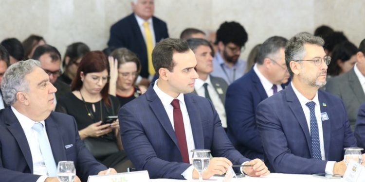 Vice-governador discute medidas de combate à violência nas escolas em reunião convocada por Lula